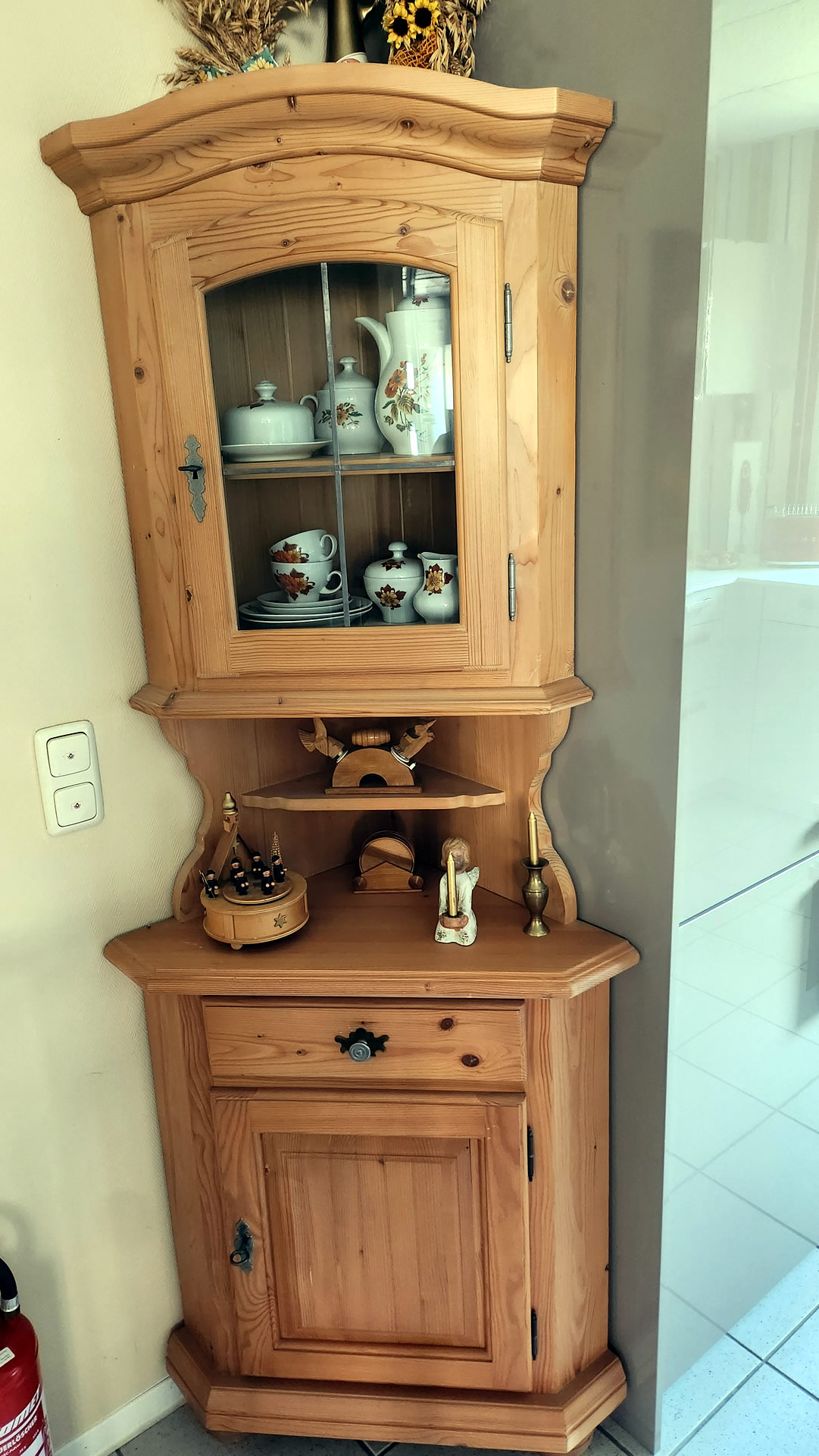 Schößwender Eckechtholzanrichte