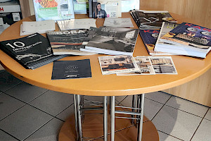 Chromo Buche-Tisch mit sechs passenden Stühlen