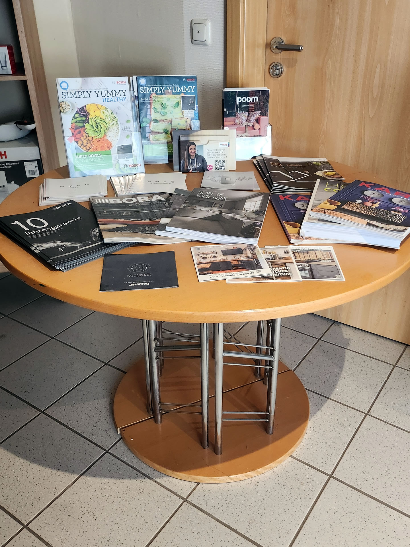 Chromo Buche-Tisch mit sechs passenden Stühlen